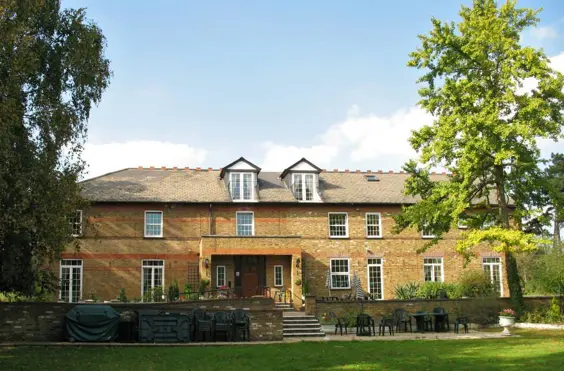 Auburn Mere - outside view of care home