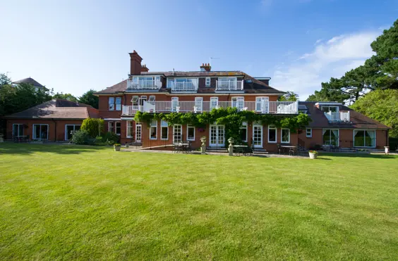 Glenhurst Manor - outside view of care home